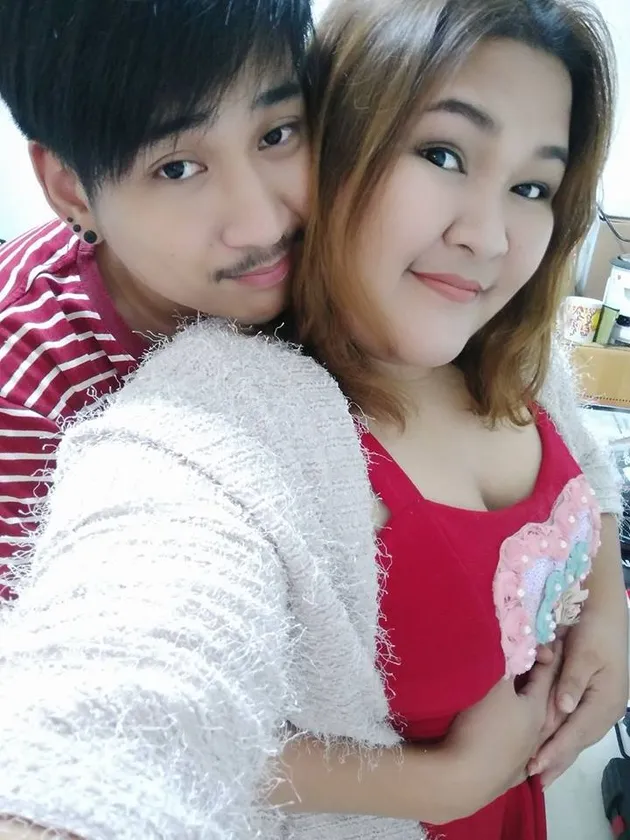 Pasangan Viral di Internet