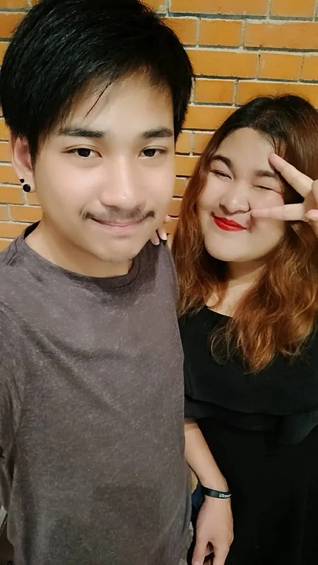 Pasangan Viral di Internet