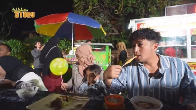 Surprising Many People, 9 Pictures of Irfan Hakim Creating a Night Market in Front of His House as a Gift for His Wife