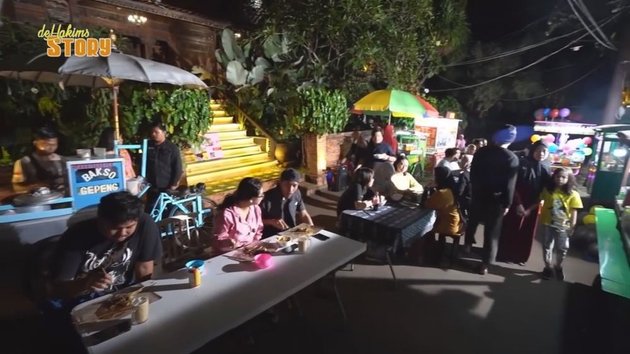 Surprising Many People, 9 Pictures of Irfan Hakim Creating a Night Market in Front of His House as a Gift for His Wife