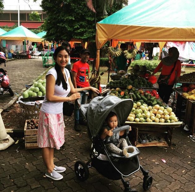 Sejak memutuskan tinggal di Bali dan lebih banyak menjalani kehidupan sebagai seorang istri dan ibu, membuat aktivitas ke pasar tradisional jadi kegiatan yang umum bagi seorang Happy Salma.