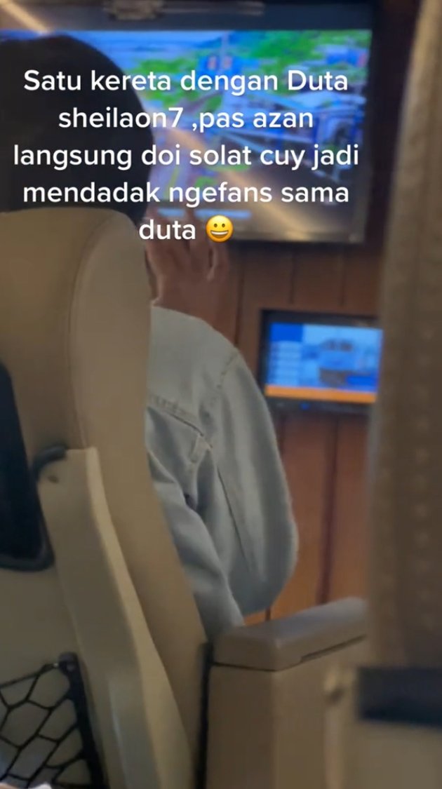 Impressive, Duta Sheila On 7 Caught Praying Inside a Train - Netizens: Subhanallah, More Fans Now