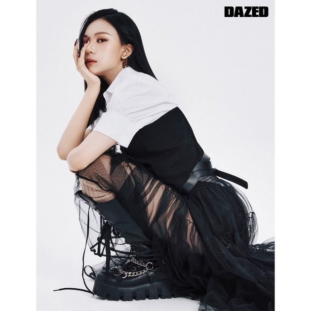 Make Miss G-Friend, VIVIZ Looks Beautiful and Charming in DAZED Korea Magazine December Edition