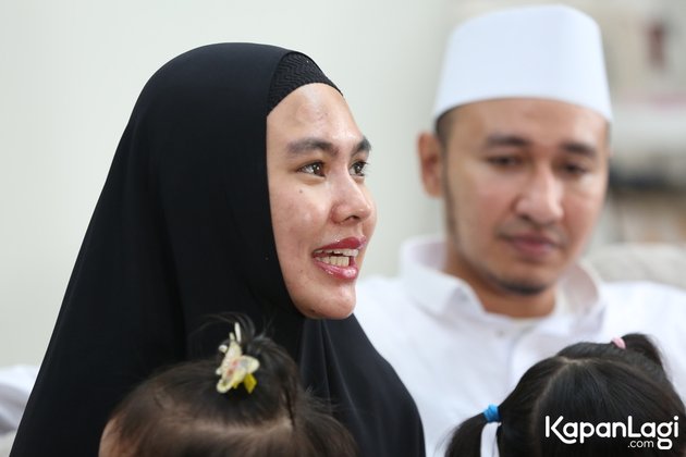 Creating Viral Escalator Content in Mecca, 8 Photos of Kartika Putri Apologizing for Unintentionally Offending Anyone