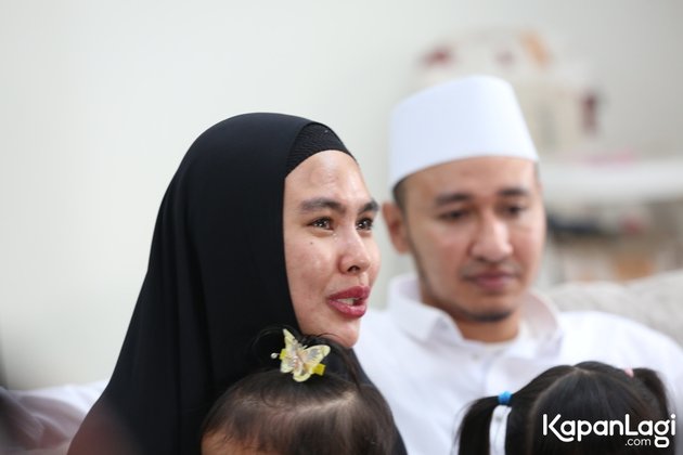 Portrait of Kartika Putri's Emotional Tears Mentioning Habib Usman Replacing Late Mama: Let Allah Repay