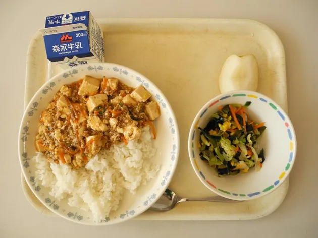 Menu Makan Siang Siswa Jepang