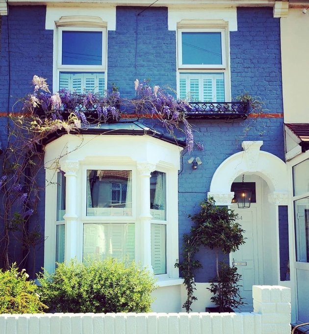 Nah, seperti ini penampakan rumah Angie dan keluarga yang berada di Inggris. Perpaduan biru dan putih membuat rumah ini semakin bagus dan keren banget. 