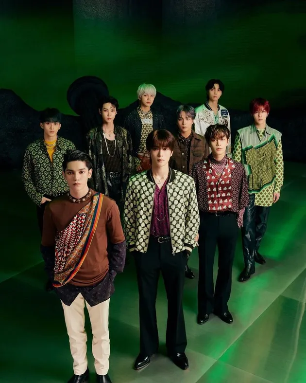 Versi ini dinamai Poetic. Konsep busana yang menurut fans mirip batik ini jadi versi pertama dari album FAVORITE.