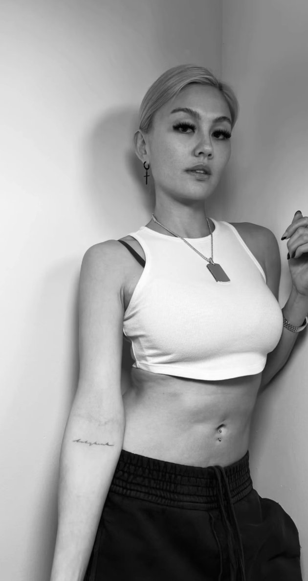 Making Netizens Excited, 11 Photos of Agnez Mo Showing New Tattoos on Her Arm - Small Handwriting 'Babykink'