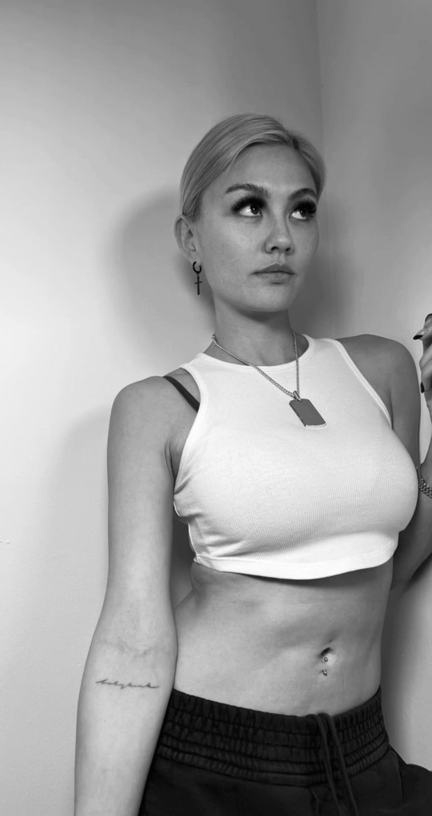 Making Netizens Excited, 11 Photos of Agnez Mo Showing New Tattoos on Her Arm - Small Handwriting 'Babykink'