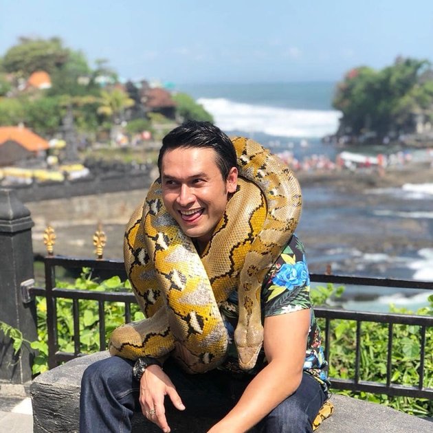 Selama ini Indra Bruggman dikenal dengan penampilan macho dengan tubuh yang kekar berotot.