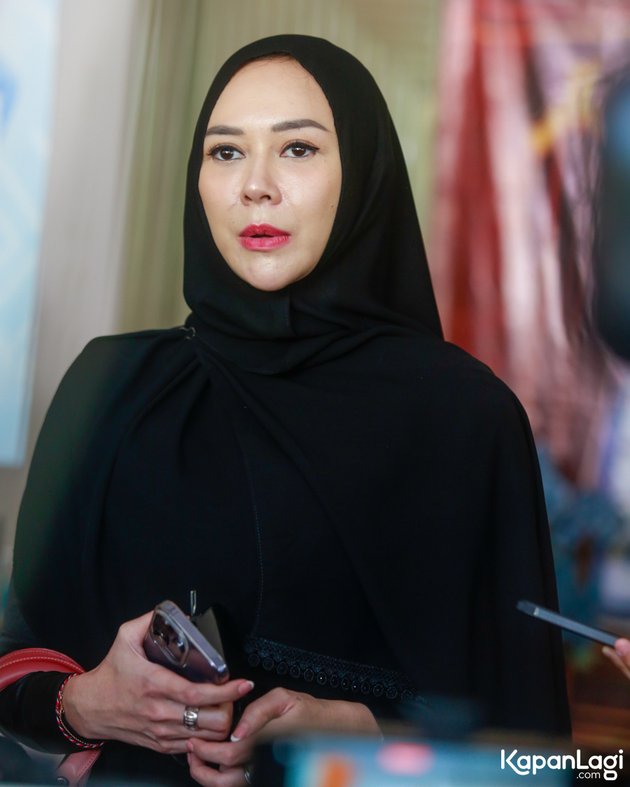 Stunning! Take a Look at 8 Photos of Aura Kasih Wearing Hijab When Joining Ummi Pipik's Study Group