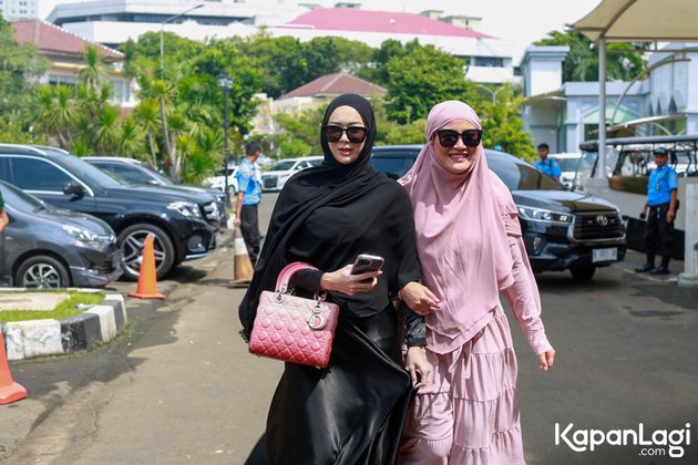 Stunning! Take a Look at 8 Photos of Aura Kasih Wearing Hijab When Joining Ummi Pipik's Study Group