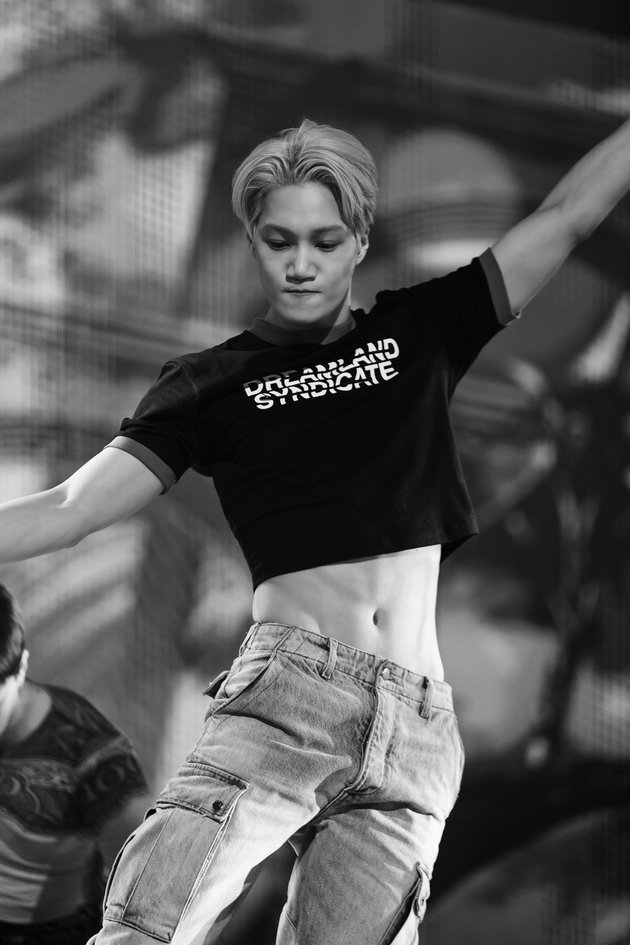 Making the Wrong Focus! 8 Male K-Pop Idols Who Show Off Their Abs with Their Crop Top Outfits, Including Bang Chan from Stray Kids and Jungkook from BTS