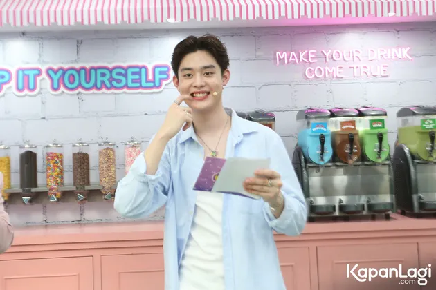 Prince Bikin Minuman untuk Fans