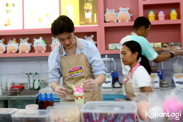 Prince Bikin Minuman untuk Fans