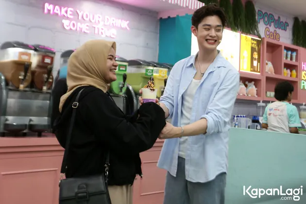 Prince Bikin Minuman untuk Fans