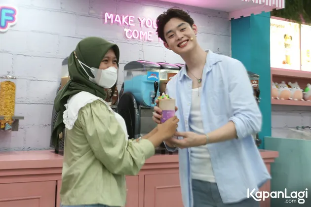 Prince Bikin Minuman untuk Fans