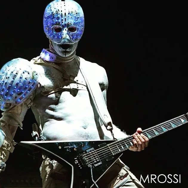 Kostum Unik Wes Borland Gitaris Limp Bizkit
