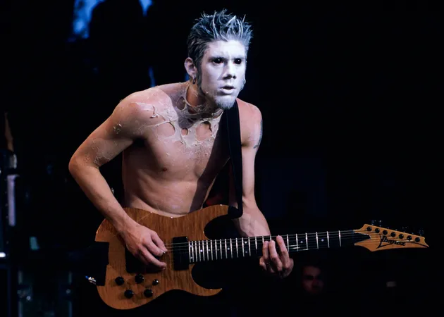 Kostum Unik Wes Borland Gitaris Limp Bizkit