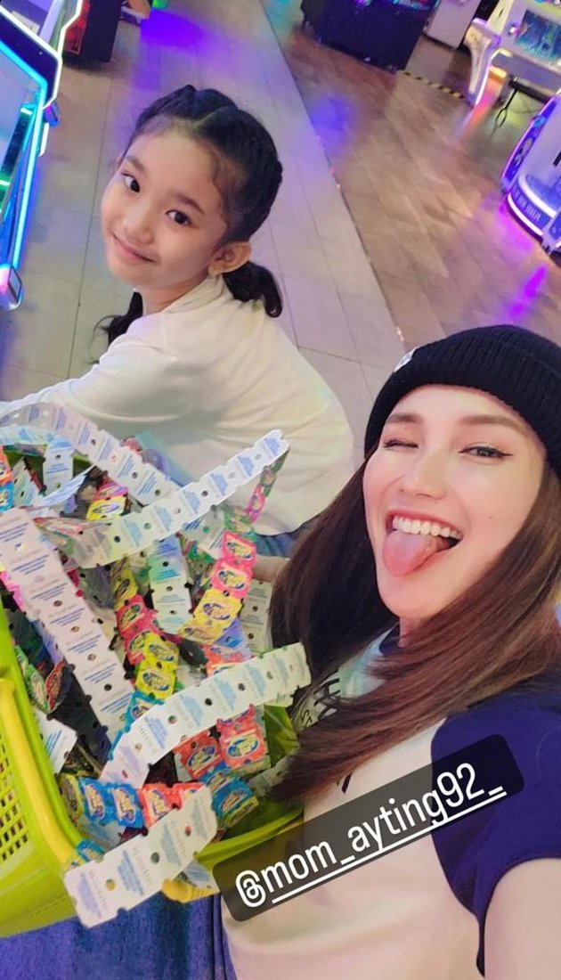 Get a Basket of Tickets! 8 Moments Ayu Ting Ting and Bilqis Play Together Like Siblings