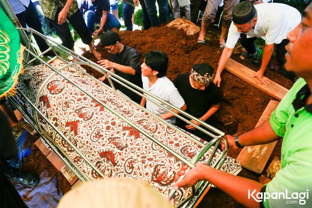10 Photos of Sidharta's Funeral, Bimbim Slank Accompanying to the Grave - Bunda Iffet Appears Strong