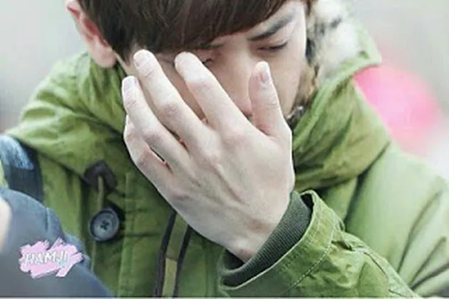 idol with large hand