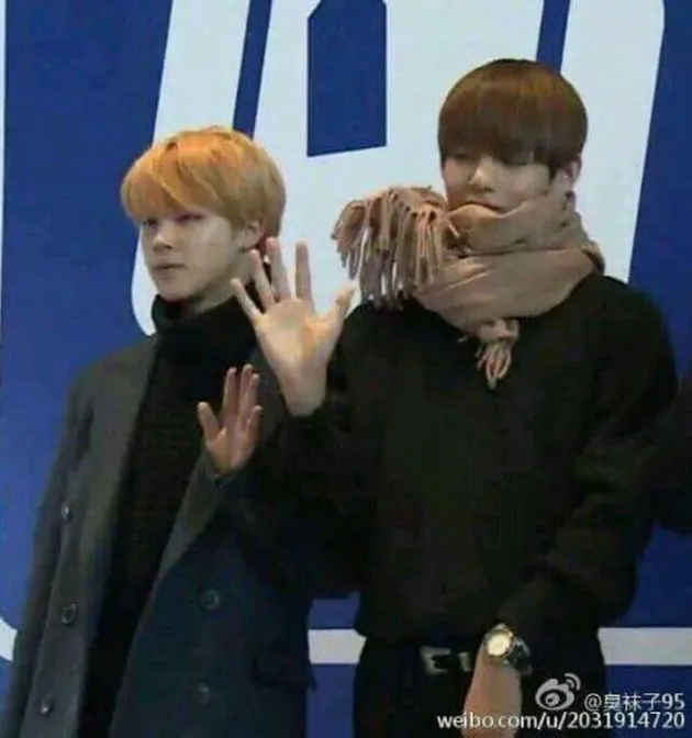idol with large hand
