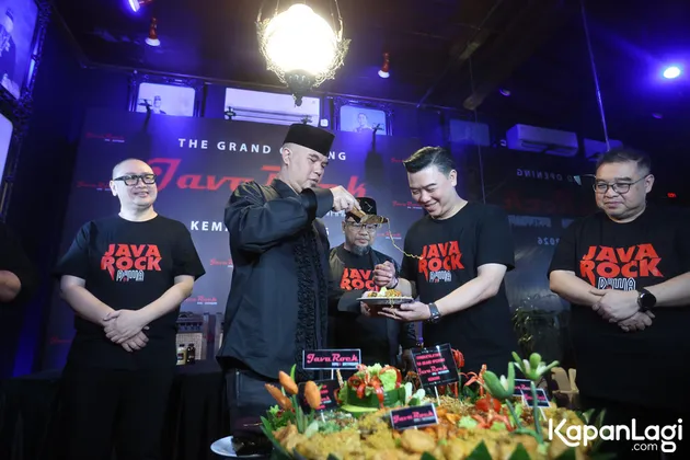 Ahmad Dhani potong tumpeng