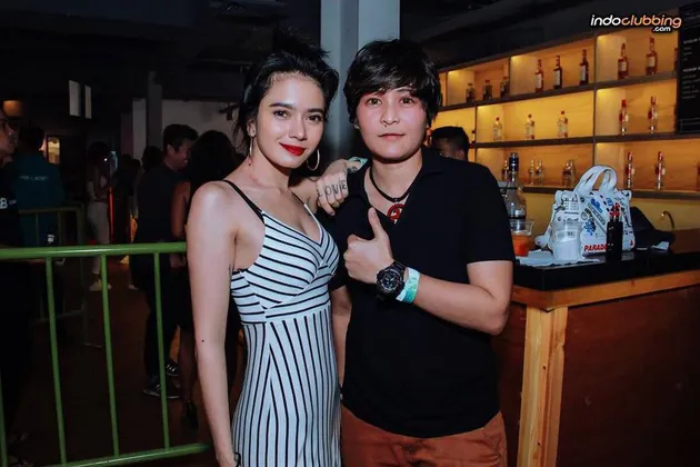 Usut punya usut, mereka kini tengah tergabung dalam duo yang bernama Black Champagne.