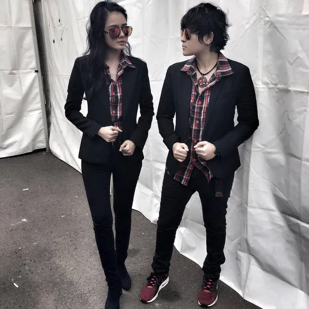 Duo ini mengusung format duo DJ, di mana Mitha menunjukkan bakat lainnya dalam hal memainkan Disc Jockey.