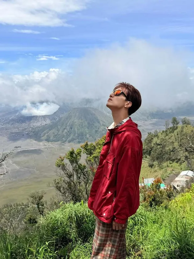 Bo Yuan berpose dengan pemandangan di Gunung Bromo