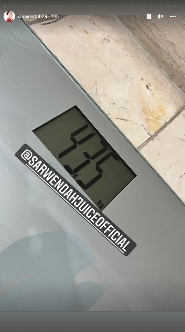 Dalam postingan Insta Story-nya belum lama ini, Sarwendah bahkan memperlihatkan berat badannya yang hanya 43,5 kilogram.