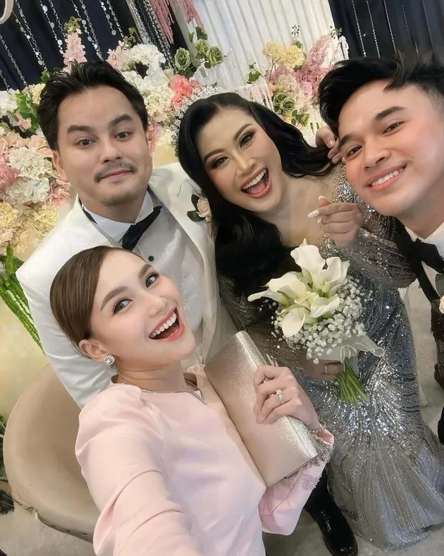 Ayu Ting Ting dan Anwar di Resepsi Pernikahan Boiyen
