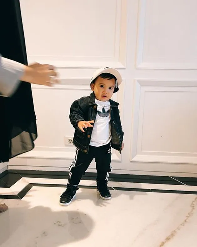 Ukkasya Anak Zaskia Sungkar Dandan Fashionable