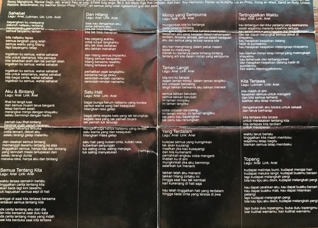 Selain foto personel NOAH, di dalam cover album 'Taman Langit' terdapat 11 lirik lagu. Yang menarik mendengarkan album pakai kaset pita, kita bisa mendengarkan sambil membaca lirik lagu. Biasanya, bukan hanya lirik lagu saja yang ditulis, tetapi ada juga nama pencipta atau penulis lagu.