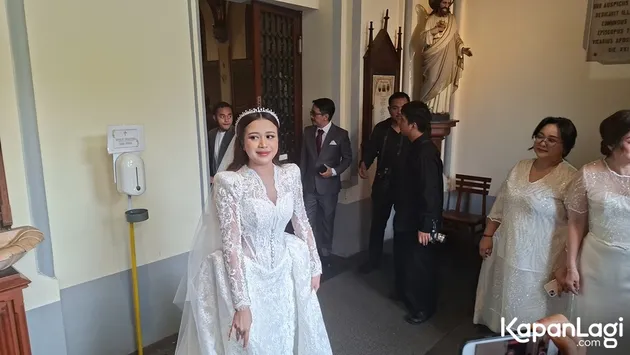 Brisia Jodie sebelum masuk gereja untuk pemberkatan