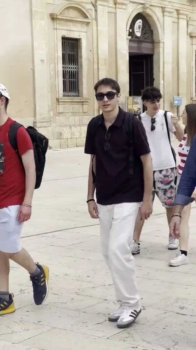 Kecantikan Luna Maya saat pemotretan mencuri perhatian