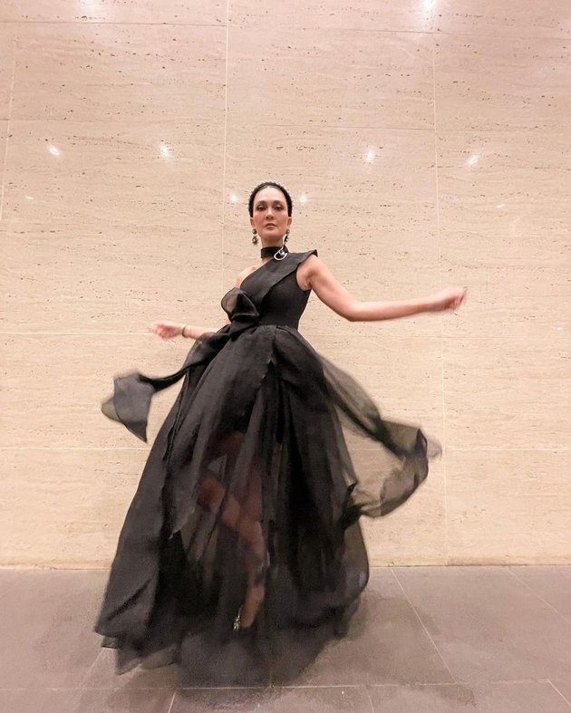The Most Beautiful Neighborhood Leader in Indonesia, Take a Look at 7 Charming Photos of Luna Maya Wearing a Black Dress at the Indonesian Esports Awards 2021