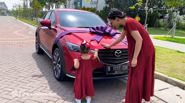 Hard Work's Fruit, Katty Butterfly's Touching Moment Crying Can Buy a Car for Her Daughter