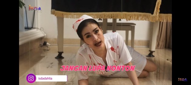 Create Halloween Party at Home with Family, Iis Dahlia Cosplay as Creepy Nurse - How Can Ghosts Karaoke?