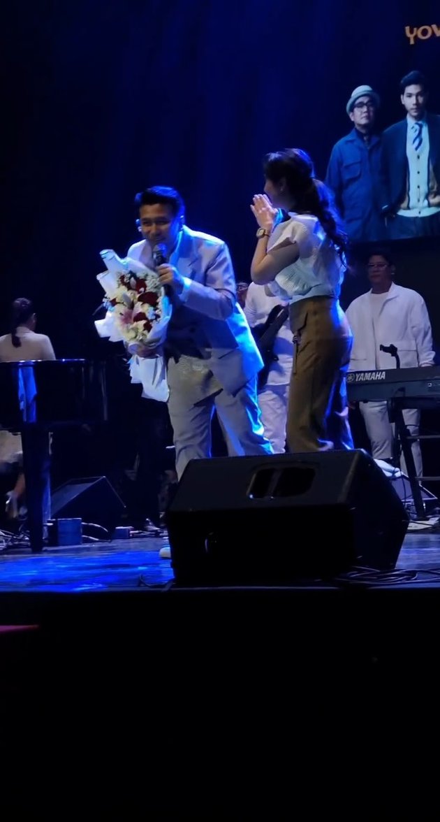 Really Loyal, 8 Moments of Arumi Bachsin Surprising Emil Dardak while Singing on Stage