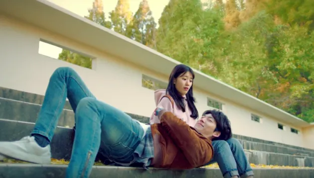 aktor berkaki panjang