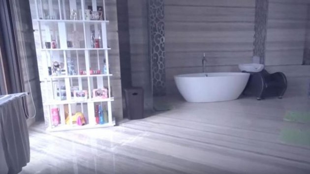 Kamar mandi Momo Geisha terkesan modern, dilengkapi oleh kursi salon dan lemari berisikan perawatan rambut dan tubuh yang lengkap.