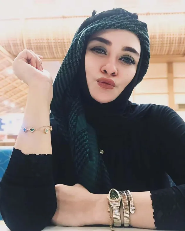 Zeda Salim Pose Kiss
