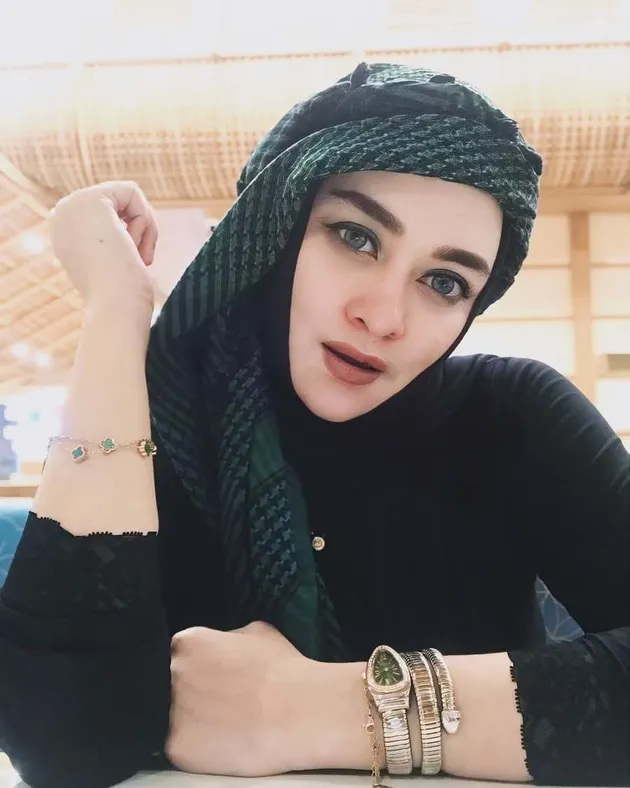 Zeda Salim Pakai Baju Hitam