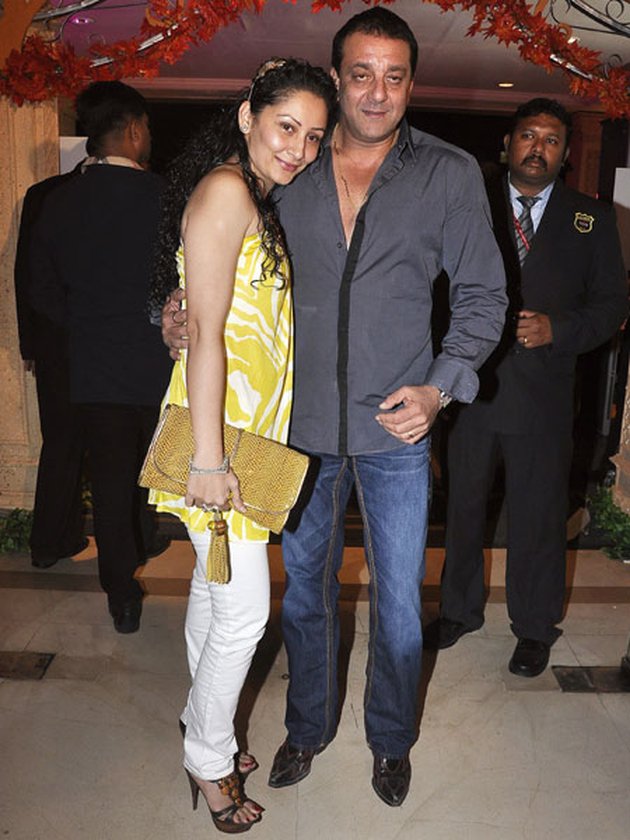 Aktor kawakan Sanjay Dutt kini bahagia dengan istrinya Manyata yang telah m...