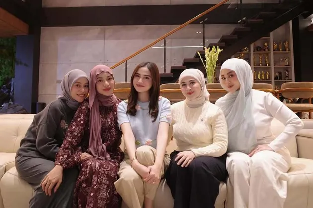 Geng Mamayu foto bareng di sofa