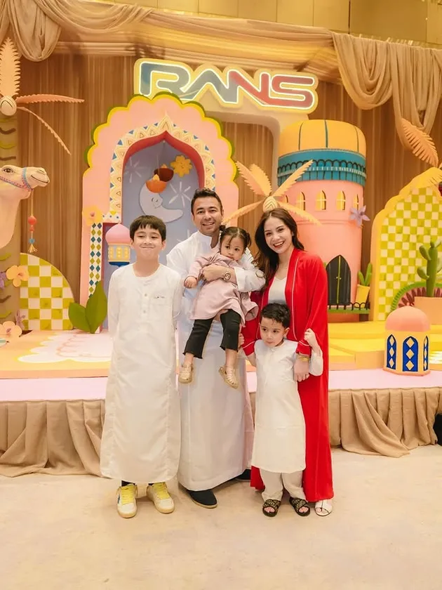 Raffi Ahmad dan keluarga pakai gamis