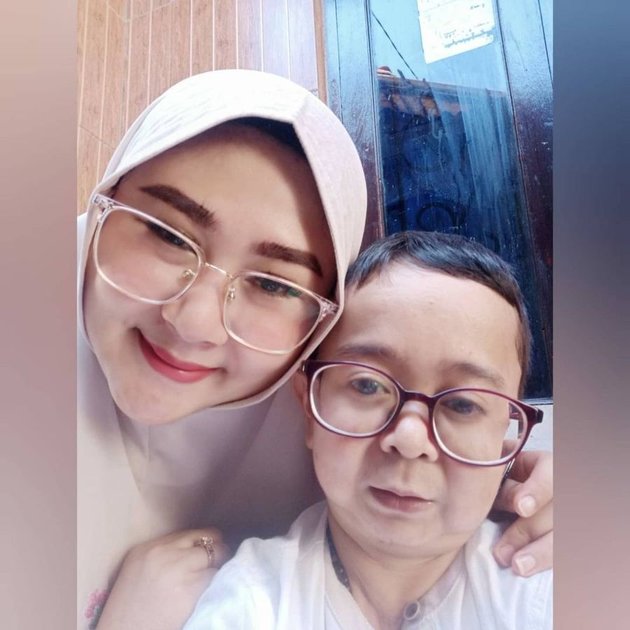 Proof that Love Doesn't Judge Physical Appearance, 9 Pictures of Daus Mini and Wife that Look Like They're Still in Love - Happy Welcoming Their Second Child